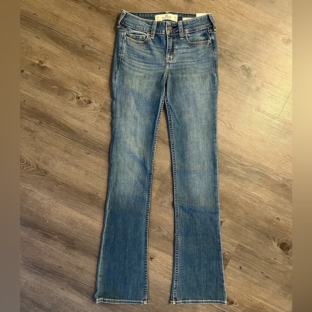Hollister low rise bootcut jeans, medium wash. Never worn, NWT. SIZE 0R.